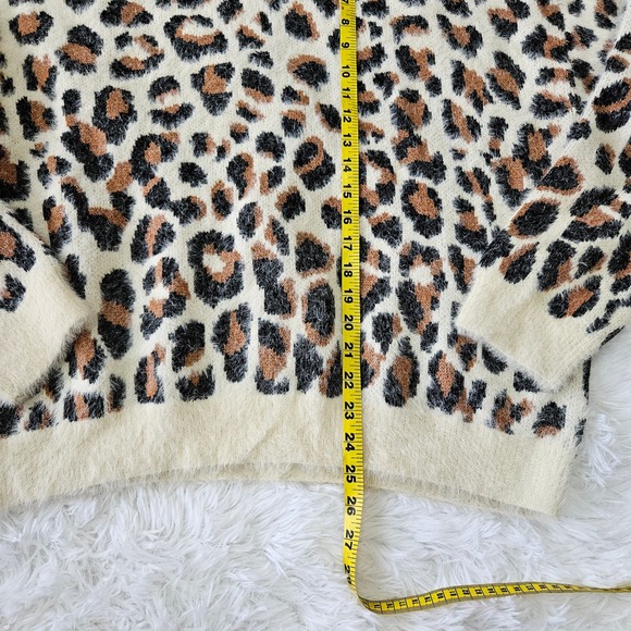 Le Lis Women's Fuzzy Leopard Print Crewneck Sweater. Size S - Picture 6 of 7